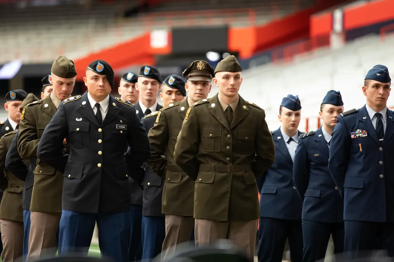 陆军后备军官训练队学生和空军学生在校长年度检阅仪式上身穿蓝色制服立正站立.