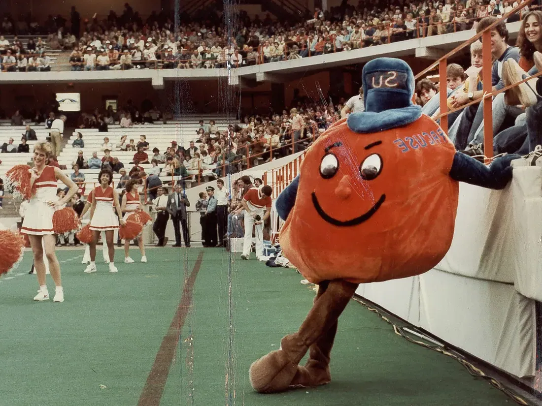 站在体育场里的橙色吉祥物复古奥托.