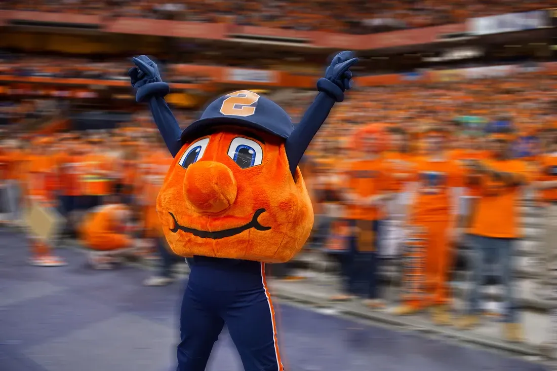 橙色吉祥物奥托在JMA无线穹顶的一场比赛中欢呼.