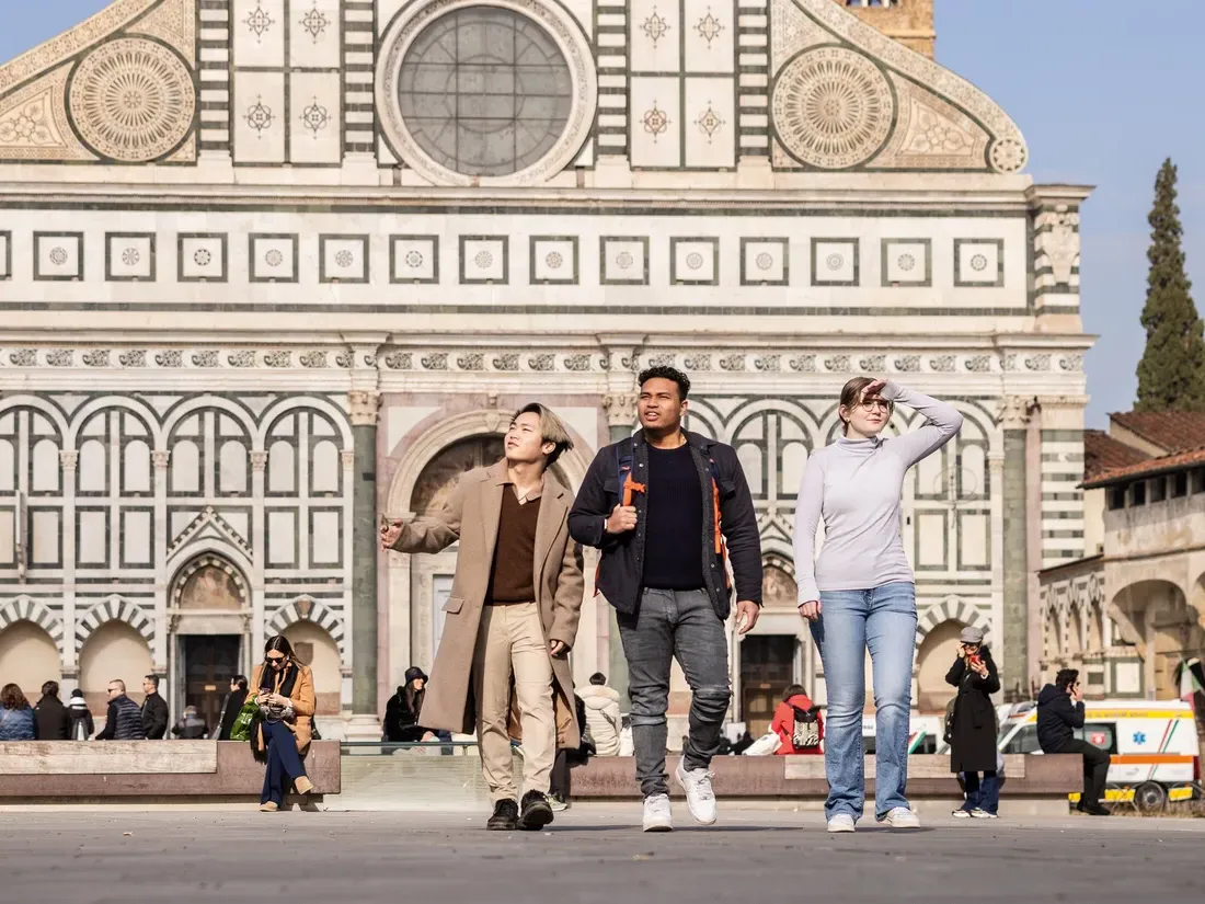 学生们走在意大利佛罗伦萨的大街上.