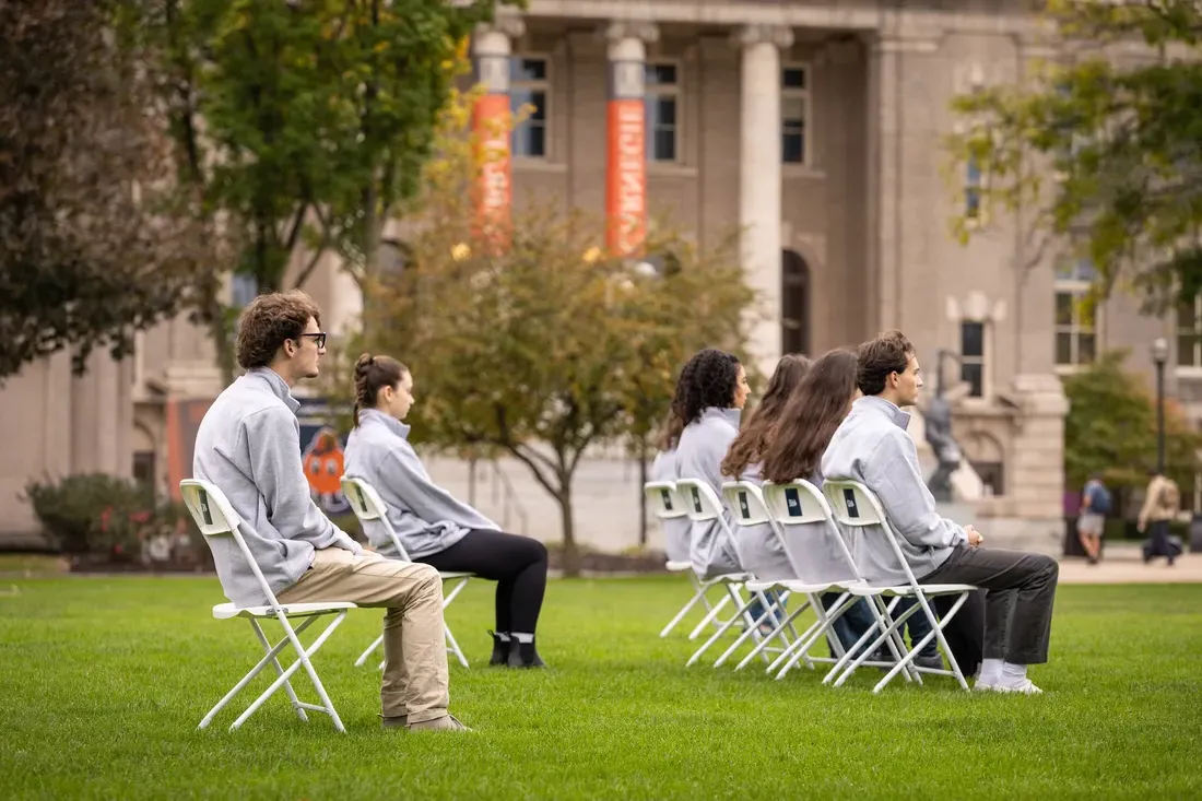 纪念周，学生们坐在广场上.